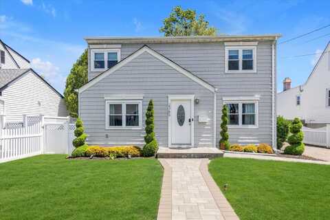 2389 Spruce Street, Seaford, NY 11783