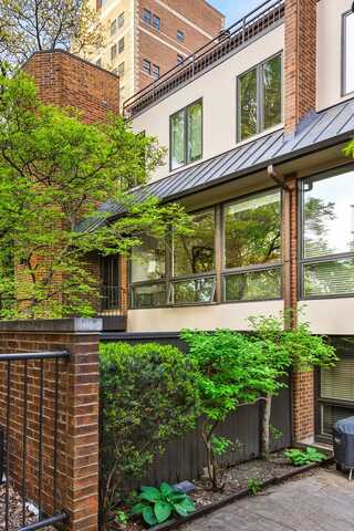 1343 N Sutton Place, Chicago, IL 60610