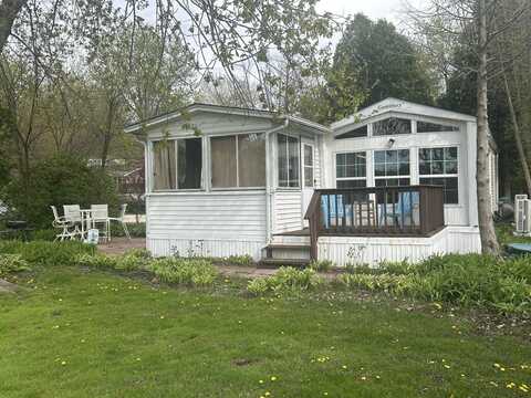 1009 Bay Road, McHenry, IL 60051