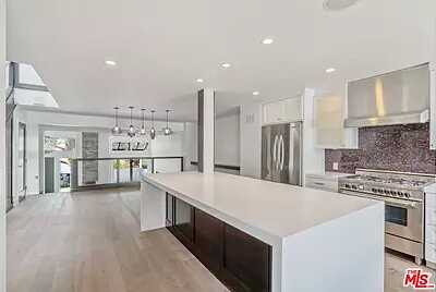 Mountain Gat, Los Angeles, CA 90027