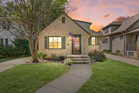 74Th, MILWAUKEE, WI 53210