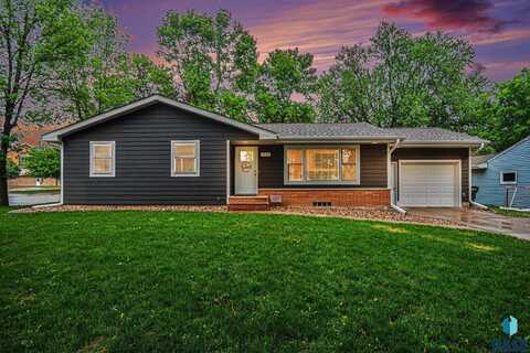 1034 N Elmwood Ave, Luverne, MN 56156