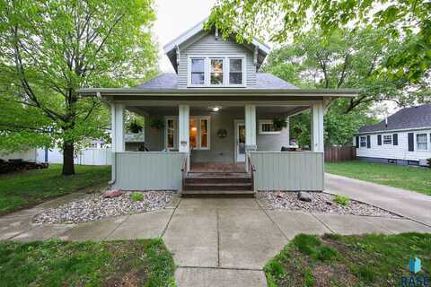 105 N 7th St, Beresford, SD 57004