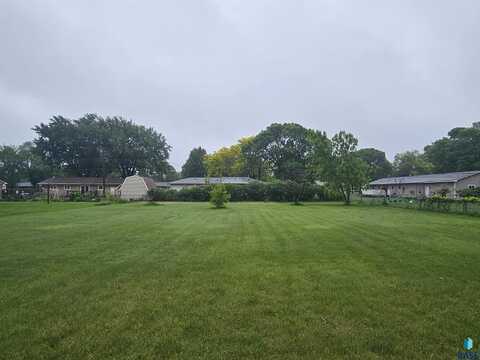 6704 8th St, Sioux Falls, SD 57107