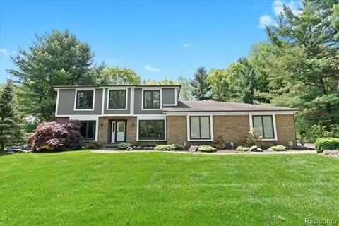 6588 WHITE PINES Drive, Brighton, MI 48116