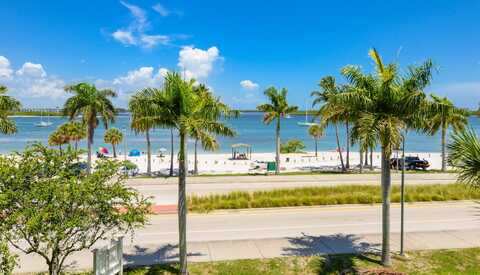 35 Harbour Isle Drive W, Fort Pierce, FL 34949
