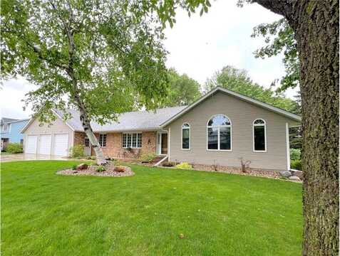 1715 Hansen Drive SW, Willmar, MN 56201
