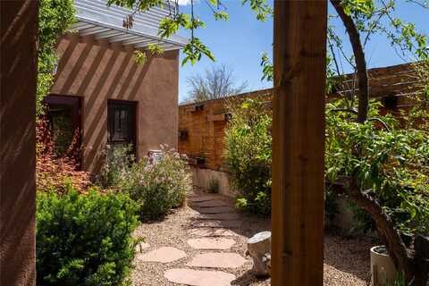 960 Acequia de las Joyas, Santa Fe, NM 87505