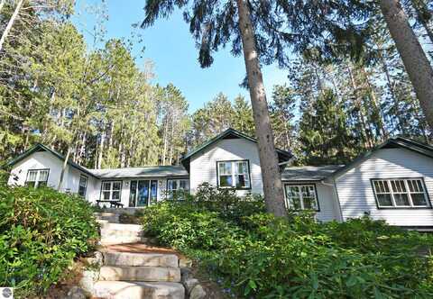 9017 S Dunns Farm Road, Maple City, MI 49664