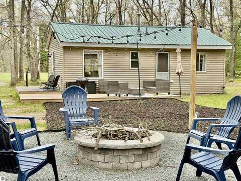 10856 Pine Creek Road, Manistee, MI 49660