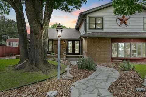 318 Broadmoor St, Fredericksburg, TX 78624