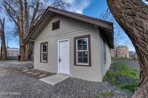 505 Grandridge Rd, Grandview, WA 98930