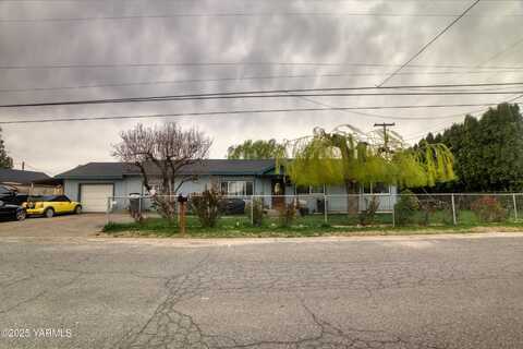 812 N 4th St, Grandview, WA 98930