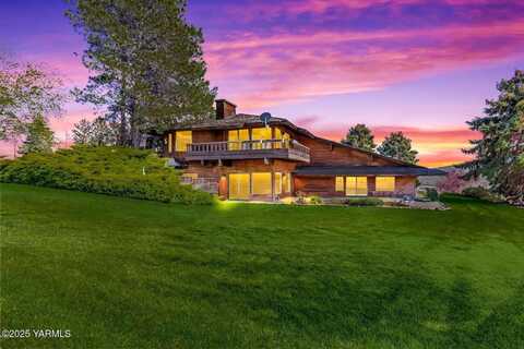 1303 Nightingale Rd, Wapato, WA 98951
