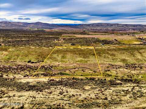 270 Snowy Owl Dr, Yakima, WA 98908