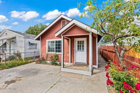 116 1/2 E B St, Wapato, WA 98951