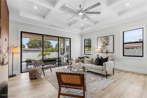 689 101ST Avenue N, Naples, FL 34108