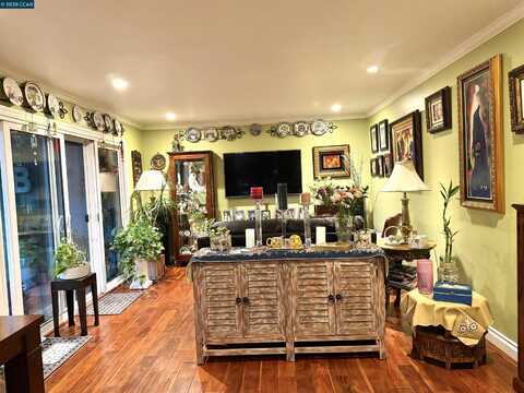 1036 Oak Grove Rd, Concord, CA 94518