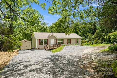 138 South Carolina Avenue, Hendersonville, NC 28739
