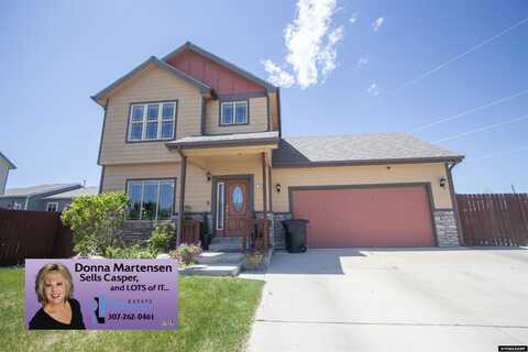 810 S 3rd Avenue, Mills, WY 82604