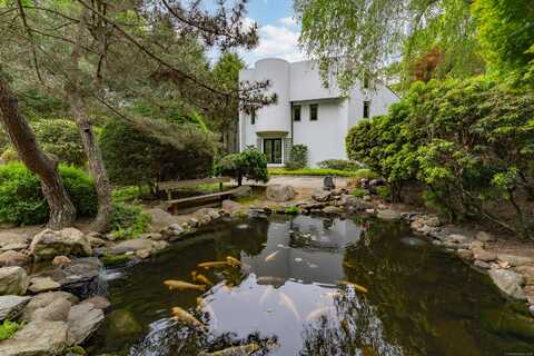 4 Landmark Terrace, Woodbridge, CT 06525