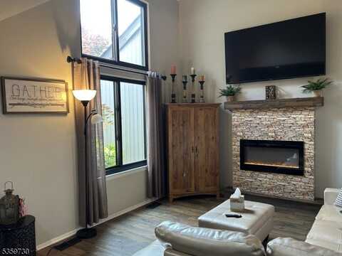 8153 Ashland Ct, Stanhope, NJ 07874
