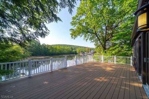 4 Island Trl, West Milford, NJ 07421