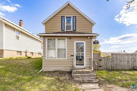 214 5th St, Proctor, MN 55810
