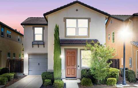 1587 Strada Way N, Clovis, CA 93619