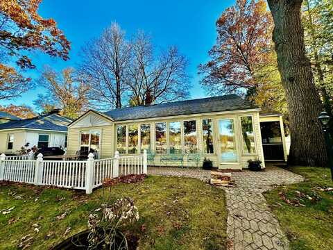 456 E Gull Lake Drive, Augusta, MI 49012