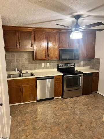 8 Burlington Ct, Hamburg, NJ 07419