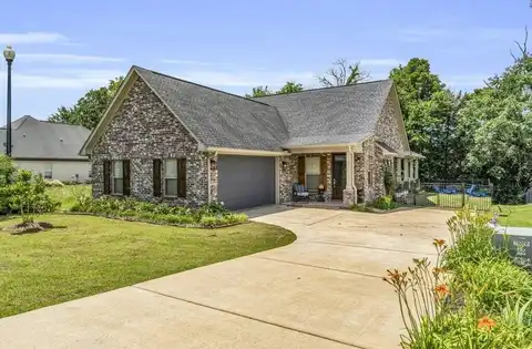 111 McCabe Dr, Starkville, MS 39759