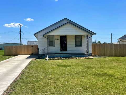 1701 N Elm, Russell, KS 67665