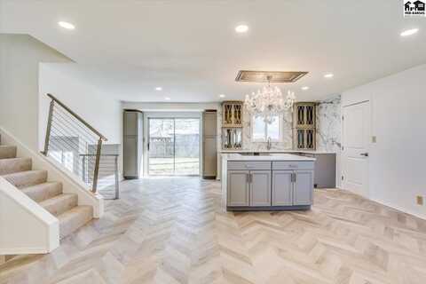1001 E 32nd Ave, Hutchinson, KS 67502