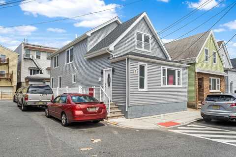 1 SISSON CT, Bayonne, NJ 07002