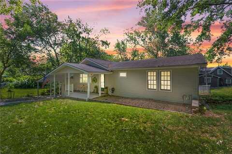 135 Dockside Circle, Lake Tapawingo, MO 64015
