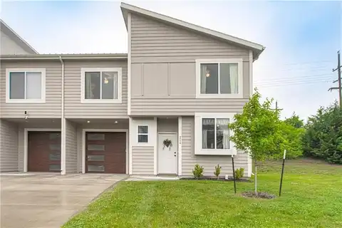 214 N McGee Street, Tonganoxie, KS 66086