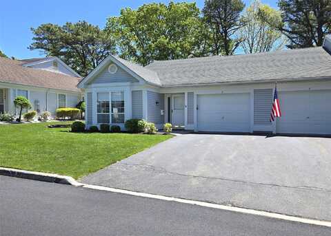 6 Brookville Court, Ridge, NY 11961
