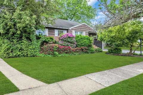 14 Warren Place, Plainview, NY 11803