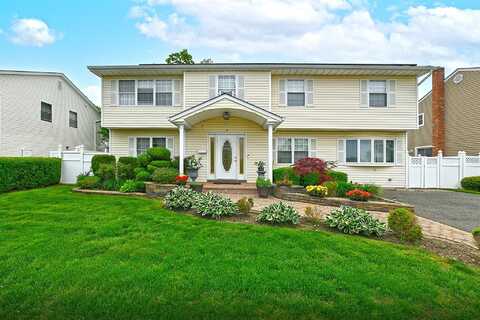 6 Country Court, Farmingdale, NY 11735