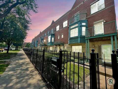 4532 S Woodlawn Avenue, Chicago, IL 60653