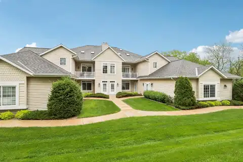 W397n5921 Autumn Woods Dr, Oconomowoc, WI 53066