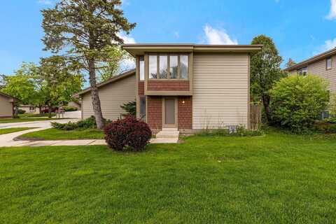 5047 S Stonehedge Dr, Greenfield, WI 53220