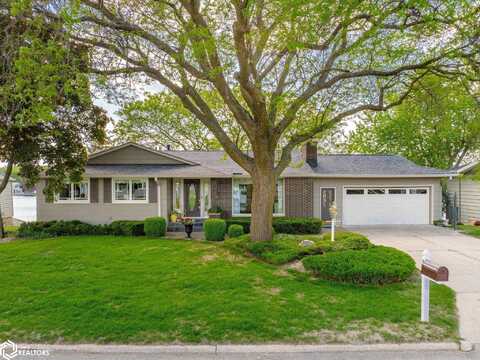 78 Lakeview Drive, Mason City, IA 50401