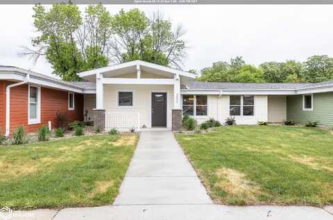 302 Oak Hill Ct, Clear Lake, IA 50428