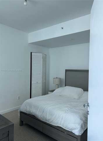 300 S Biscayne Blvd, Miami, FL 33131