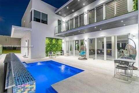 6767 NW 103rd Pl, Doral, FL 33178