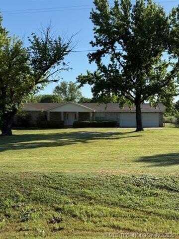 3229 E Cherokee Avenue, Sallisaw, OK 74955