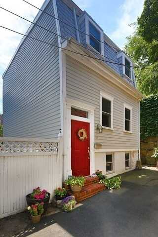 `10 Noble Ct, Boston, MA 02128