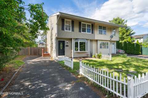 707 Pine Street, Lakehurst, NJ 08733